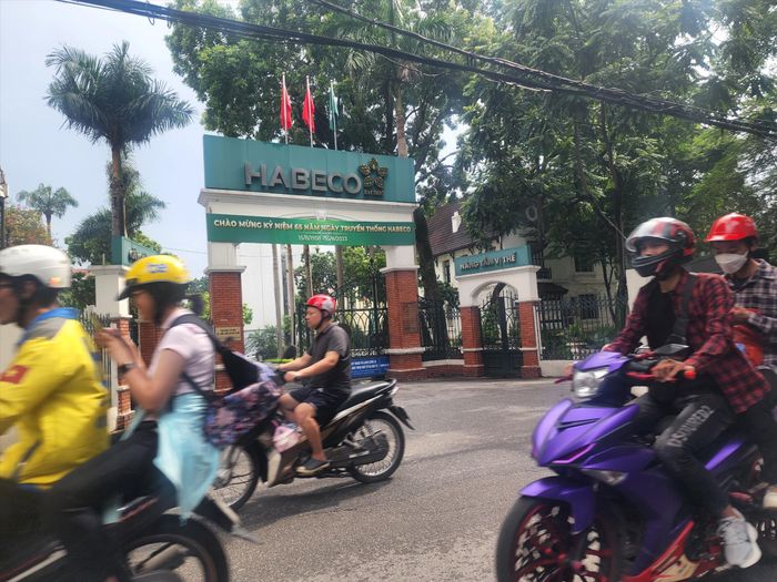 Nhà máy Bia Hà Nội trên đường Hoàng Hoa Thám. Ảnh: Trần Hoàng.