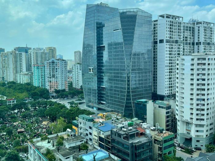 Nhiều nhà cao tầng đã mọc lên tại các cơ sở trên đường Nguyễn Tuân đã di dời, gây quá tải cho đô thị. Ảnh: Như Ý.