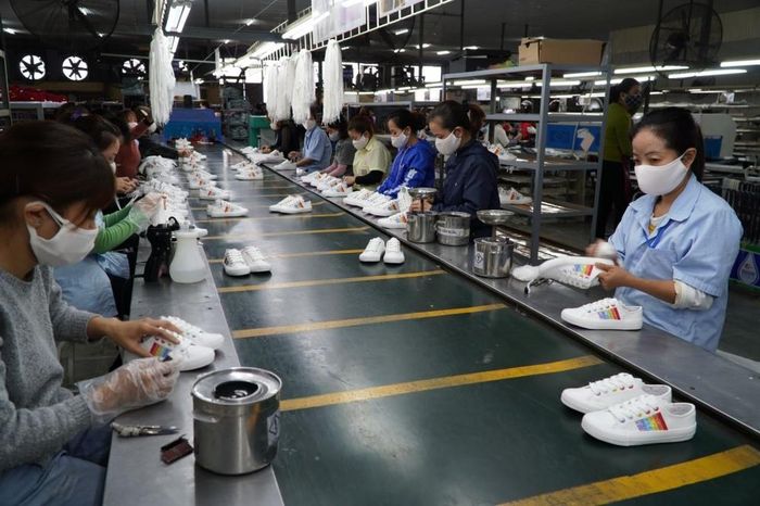 Suy thoái toàn cầu đã tác động trực tiếp đến các ngành sản xuất xuất khẩu, trong đó có da giày (ảnh minh họa)