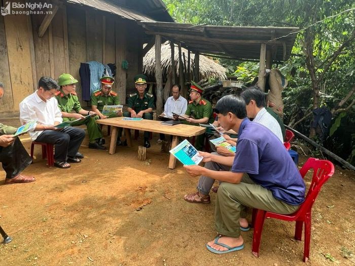 Công an xã Tri Lễ (Quế Phong) phối hợp Đồn Biên phòng Tri Lễ tuyên truyền pháp luật về Đề án "xã biên giới sạch về ma túy". Ảnh: Đức vũ