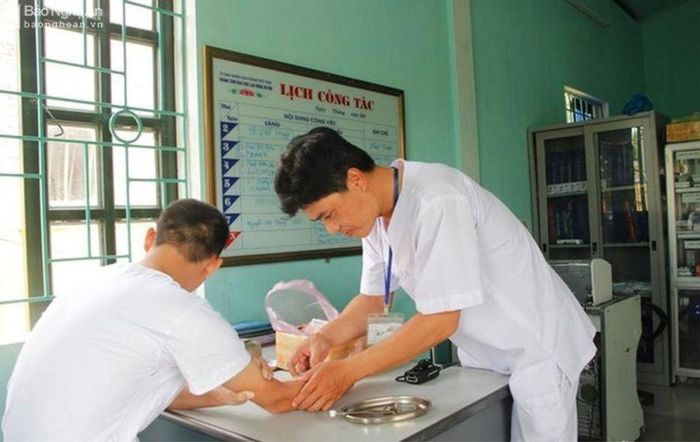 Tiêm thuốc cắt cơn giải độc cho người nghiện ma túy tổng hợp tại Trung tâm Lao động xã hội TP. Vinh. Ảnh tư liệu: P.V