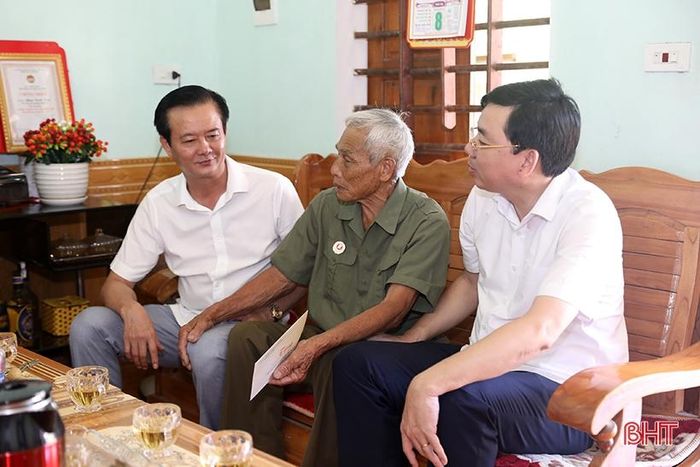 Phó Chủ tịch UBND tỉnh Trần Báu Hà và Bí thư Thị ủy Kỳ Anh Đặng Văn Thành thăm hỏi, tặng quà nhân ngày 27/7 cho ông Phạm Đình Thuyn. Ảnh tư liệu.