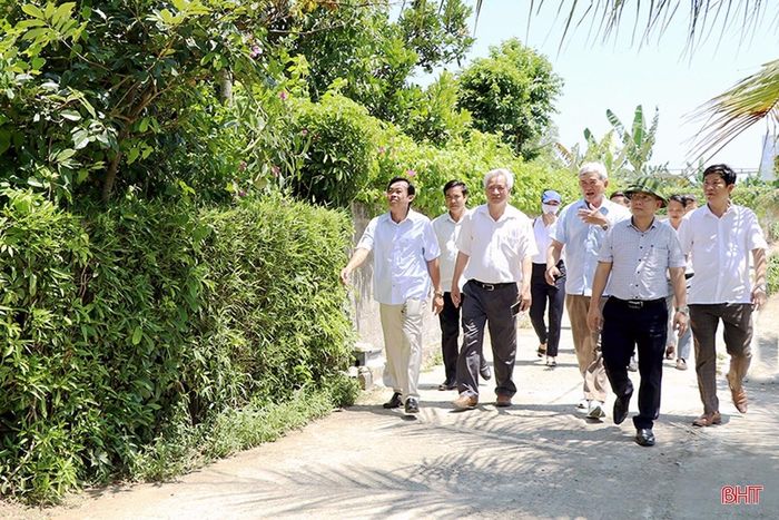 Đoàn công tác tỉnh Bình Định ấn tượng trước các mô hình nông thôn mới tại Hà Tĩnh.