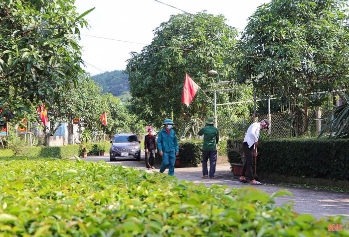 Bên cạnh đầu tư phát triển hạ tầng, nâng cao thu nhập cho người dân, Hà Tĩnh luôn hướng đến mục tiêu xây dựng môi trường sống trong lành, xanh - sạch - đẹp tại các vùng quê NTM.