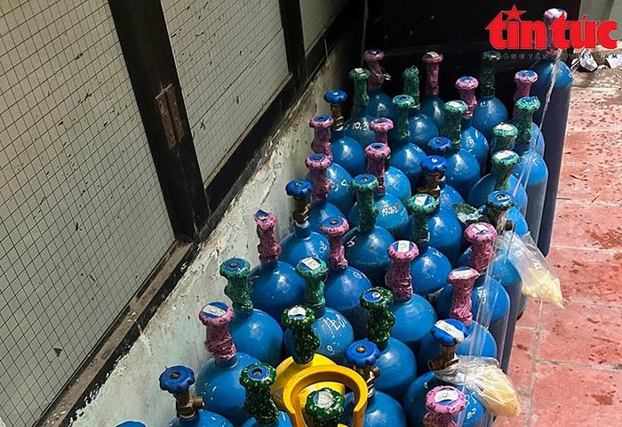 Lô hàng khí cười bị thu giữ.