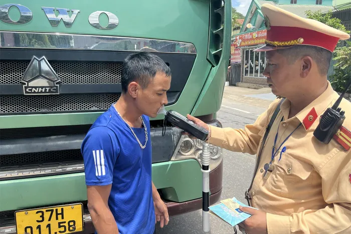 Cơ quan chức năng kiểm tra nồng độ cồn đối với các tài xế. Ảnh CANA.