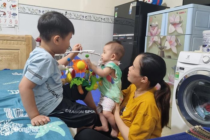 Công nhân vui chơi cùng con tại phòng trọ P.Long Bình, TP.Biên Hòa