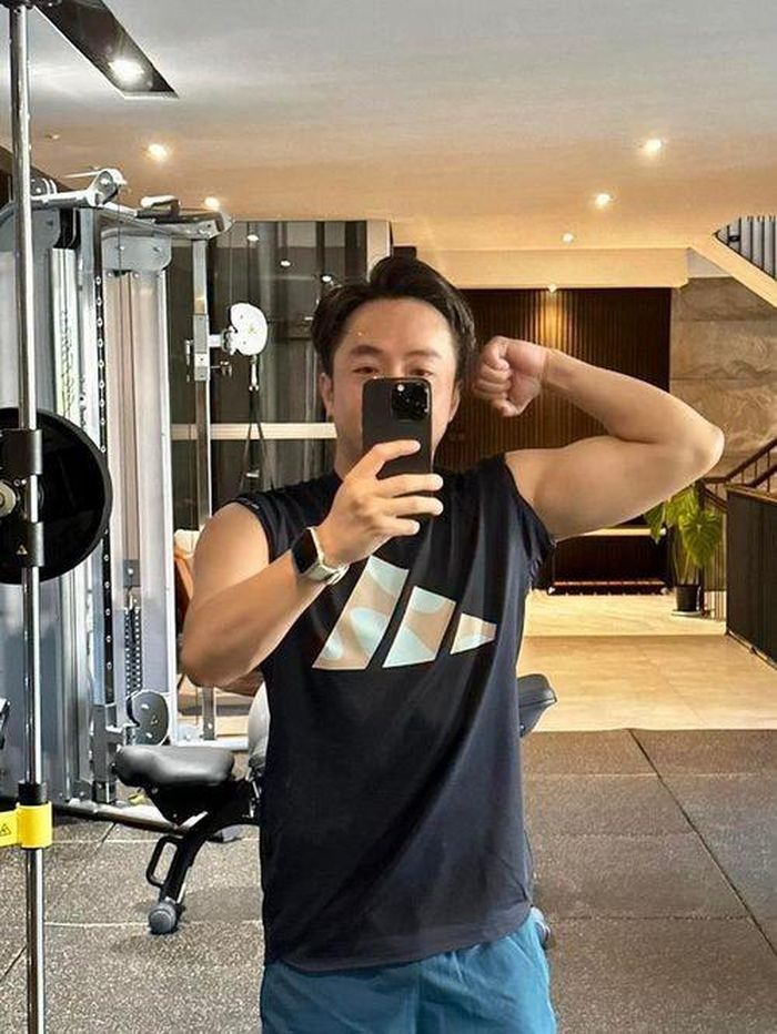 Đại gia Cường Đô La khoe thành quả sau một thời gian chăm chỉ tập luyện thể thao. Anh chia sẻ: "Anh thanh niên năm nay ngót ngét đã 42. Đối với mình thì đây là cả 1 sự cố gắng"