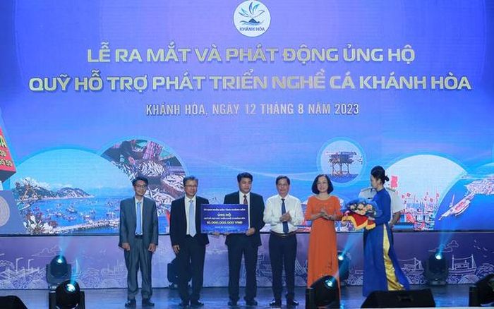 UBND tỉnh Khánh Hòa ủng hộ Quỹ hỗ trợ phát triển nghề cá Khánh Hòa 10 tỷ đồng - Ảnh: VGP/Minh Khôi