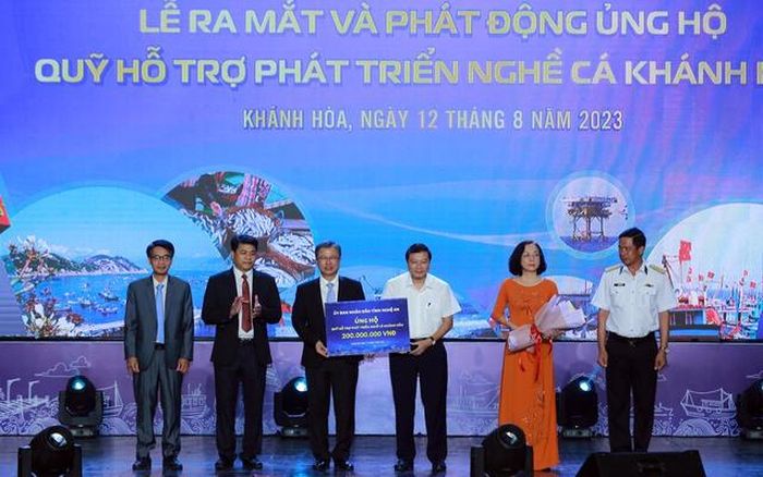 UBND tỉnh Nghệ An ủng hộ Quỹ hỗ trợ phát triển nghề cá Khánh Hòa 200 triệu đồng - Ảnh: VGP/Minh Khôi