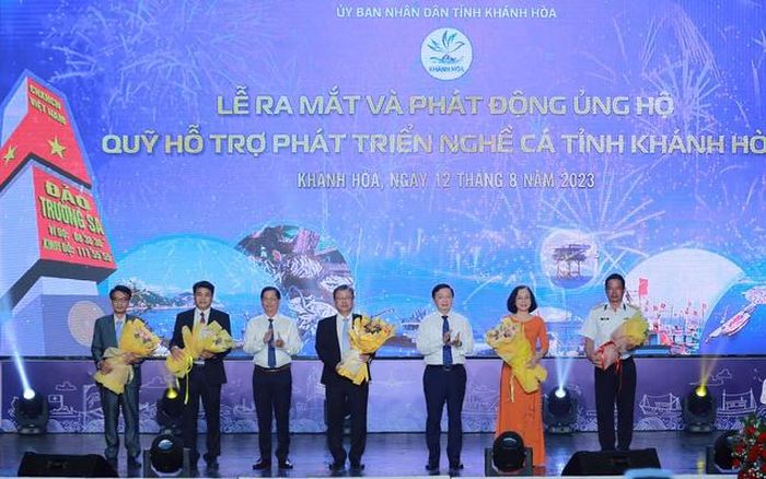 Phó Thủ tướng Trần Hồng Hà tặng hoa chúc mừng Hội đồng quản lý Quỹ hỗ trợ phát triển nghề cá Khánh Hòa - Ảnh: VGP/Minh Khôi