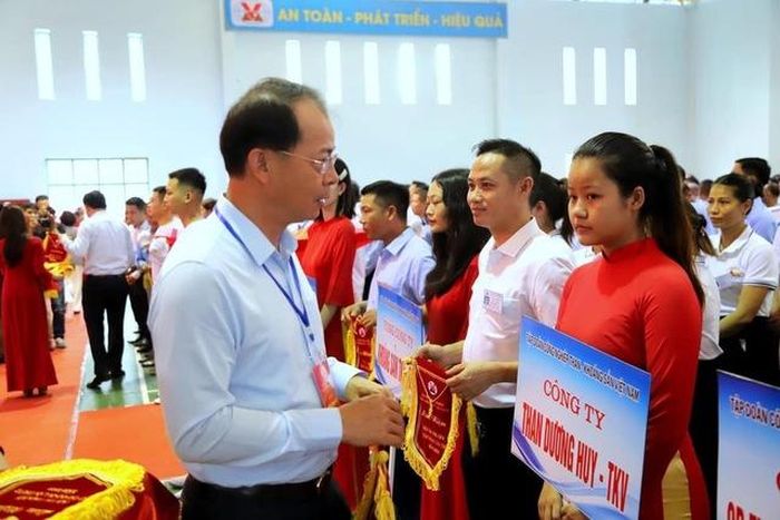 Tổng Giám đốc Tập đoàn TKV Đặng Thanh Hải gặp gỡ, động viên các đơn vị trước giờ thi
