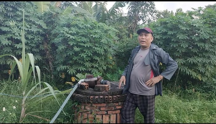  Ông Lương Thành Tây bức xúc vì nhà chỉ cách đường ống dẫn nước chừng 200m nhưng vẫn phải dùng nước giếng khoan, giếng đào 