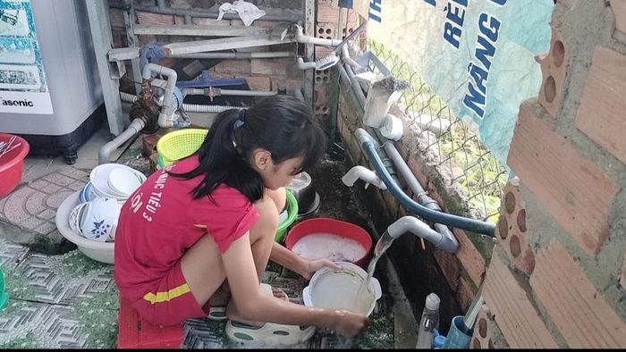  Tại tổ 10, khu phố 2 có rất ít gia đình có điều kiện mua ống dẫn nước kéo về nhà sử dụng 