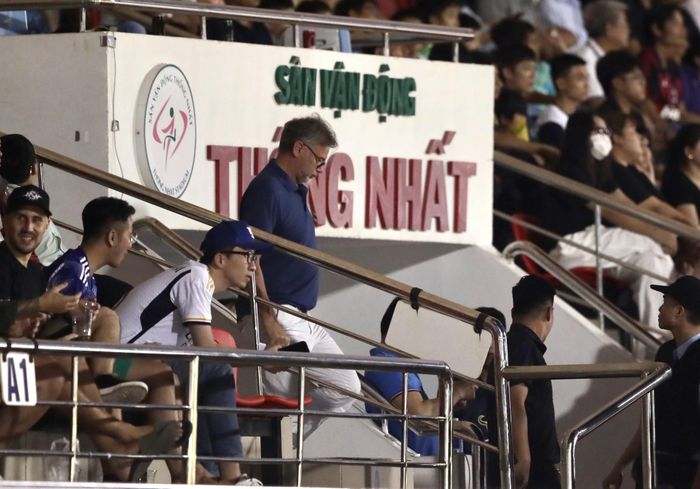 khiến ông Philippe Troussier đầy ưu tư và rời sân sớm