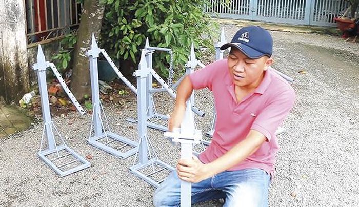Anh Hưng tiếp tục chế tạo ra dụng cụ bóc tách vỏ dừa