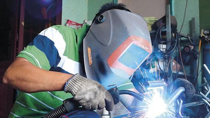 Vốn là kỹ sư cơ khí giỏi, anh Nguyễn Văn Hưng tự mình làm hết mọi công việc, từ thiết kế bản vẽ cho đến cắt uốn sắt thép, hàn, sơn để hoàn thiện sản phẩm