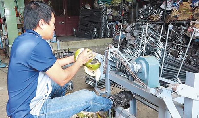 Dụng cụ bóc vỏ dừa bằng máy mô tơ điện phù hợp cho nhà vườn hoặc những hộ kinh doanh buôn bán nhỏ