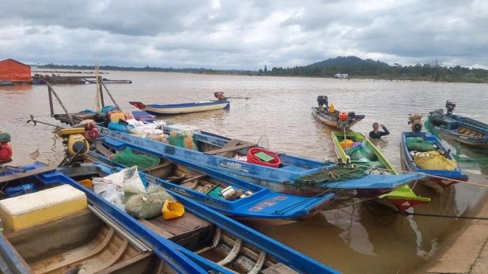 Những chiếc ghe neo đậu trên mặt hồ thủy lợi Ia Mơr.