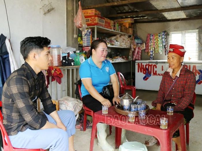  Cán bộ Hội Phụ nữ xã và Tổ truyền thông thôn Vù Lùng Sung tuyên truyền các nội dung liên quan đến Dự án 8 đến hội viên phụ nữ. 