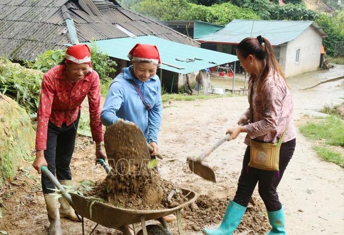  Hội viên phụ nữ thôn Vù Lùng Sung tham gia vệ sinh môi trường đường làng, ngõ xóm. 