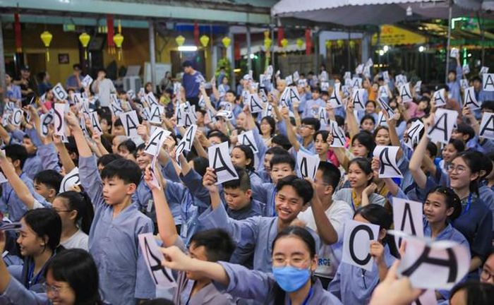 Các em hào hứng tham gia thi đố vui