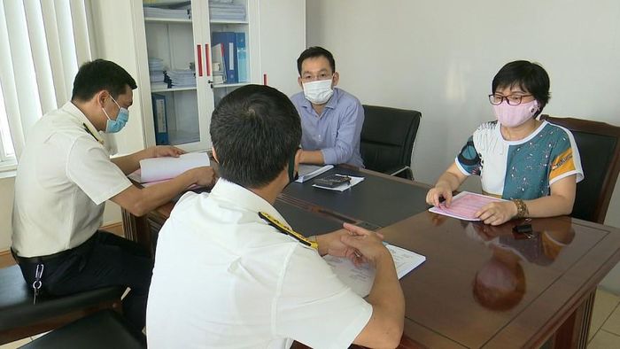 Công chức Cục Thuế Hải Dương đẩy mạnh tuyên truyền, hỗ trợ kịp thời người nộp thuế. Ảnh: CTV.