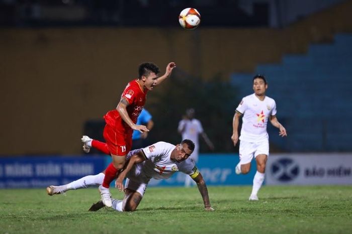 Việc bị xếp chơi quá xa khung thành khiến Quang Hải phải tranh chấp, va chạm nhiều hơn và có ít cơ hội xâm nhập vùng cấm. (Ảnh: Quỳnh Phương)