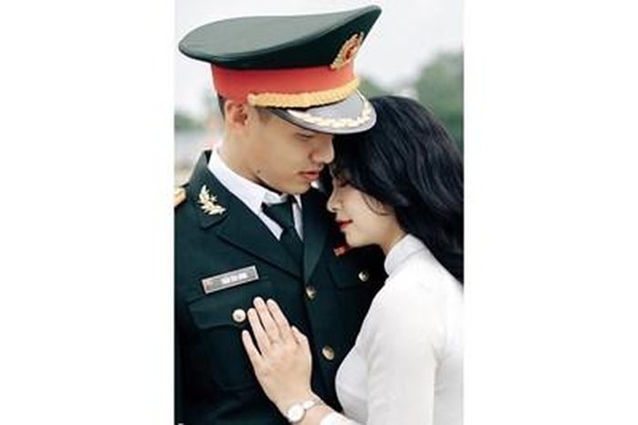 Thượng úy Trần Văn Hùng và bạn gái Lê Ngọc Hân.