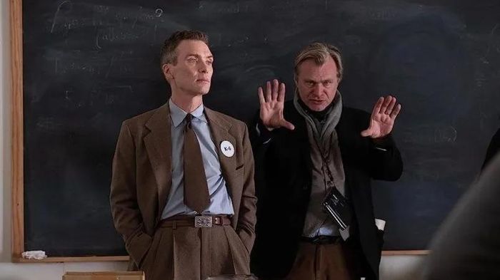 Đạo diễn Christopher Nolan (phải) hướng dẫn diễn viên trên phim trường.