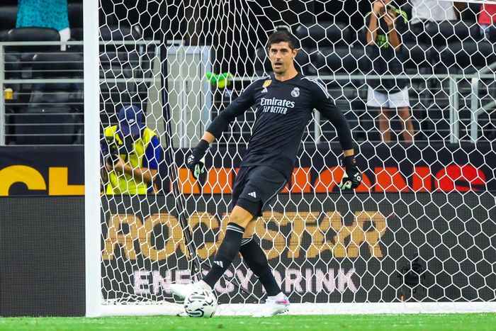 Trước đó, thủ thành Courtois cũng dính chấn thương đầu gối nghiêm trọng trong buổi tập của Real Madrid