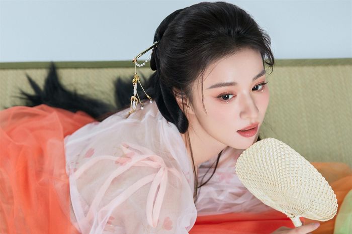 QQ đánh giá cả về diễn xuất lẫn nhan sắc, Vương Sở Nhiên đều xếp top đầu trong nhóm tiểu hoa đán sinh sau năm 1999. Nữ diễn viên dù đóng phụ hay chính nhưng vẫn gây tiếng vang như các vai trongTướng quân ở trên ta ở dưới, Thanh bình nhạc, Nghe nói em thích tôi... Do đó, cô dần được nhà sản xuất ưu ái, giao vai chính trong các dự án lớn.