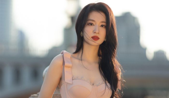 Ngoài ra, Vương Sở Nhiên đang vướng tin hẹn hò với Dương Dương sau khi đóng chung trong phimKhói lửa nhân gian của tôi. Cặp sao bị cho là đã đi du lịch, trượt tuyết cùng nhau. Hồi tháng 5, truyền thông chụp được ảnh Vương Sở Nhiên tới khách sạn nơi Dương Dương đang ở. Cả hai không đi cùng nhau, song trợ lý của nam diễn viên tới đón cô lên.
