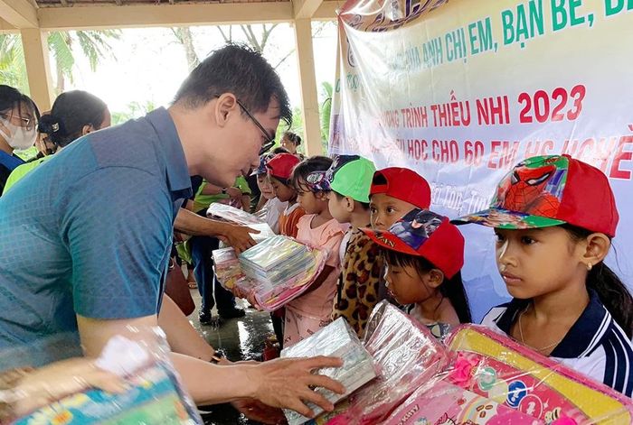 Tặng quà cho học sinh