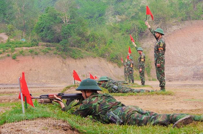 Chiến sĩ mới Tiểu đoàn BB1 thực hành bắn súng tiểu liên AK.