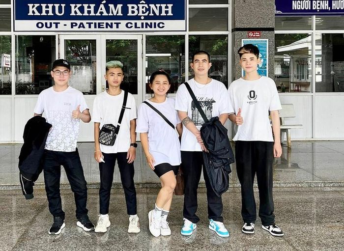 Các thành viên Salon tóc C.K Barber House triển khai chương trình cắt tóc miễn phí với mong muốn mang lại niềm vui cho mọi người. Ảnh: Như Nguyện