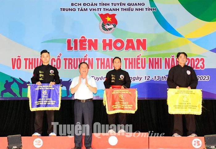 Ban Tổ chức trao giải toàn đoàn cho các đội tham gia Liên hoan võ thuật cổ truyền thanh thiếu nhi năm 2023.