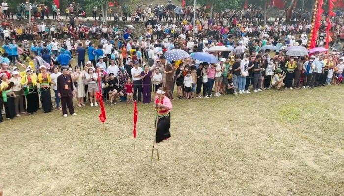 Các trò chơi truyền thống được đồng bào người Mông tái hiện tại khu vực chợ vùng cao.