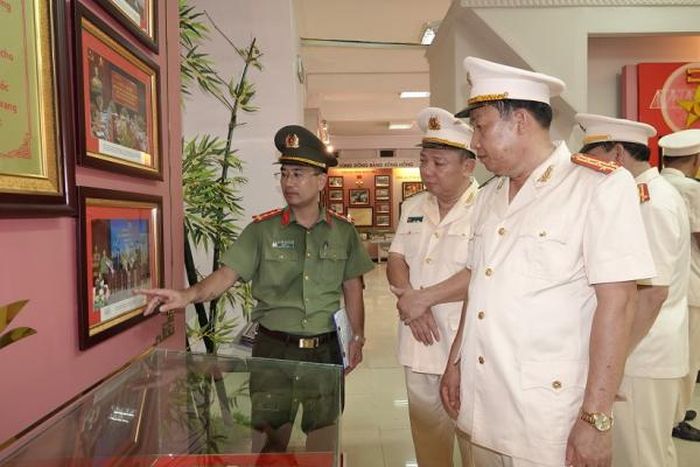 Đoàn công tác Công an tỉnh Bình Thuận tham quan Khu di tích Nha Công an Trung ương tại tỉnh Tuyên Quang.
