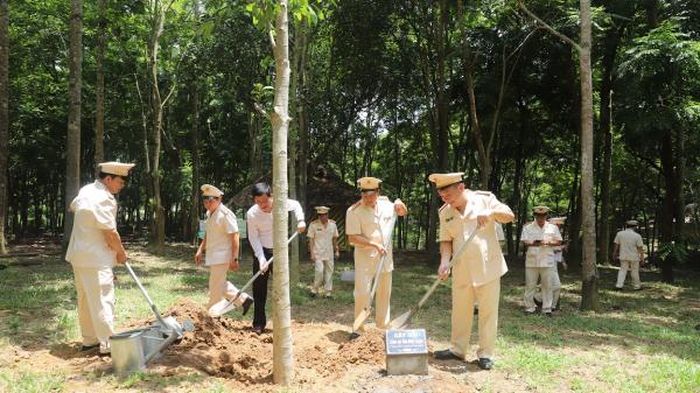 Đoàn công tác trông cây lưu niệm tại Khu di tích lịch sử Nha Công an Trung ương.