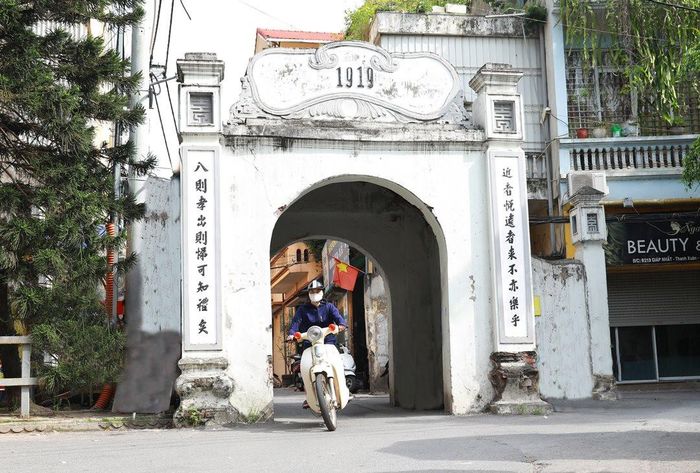 Cổng làng Giáp Nhất (quận Thanh Xuân) xây dựng từ năm 1919 vẫn được giữ nguyên bản.