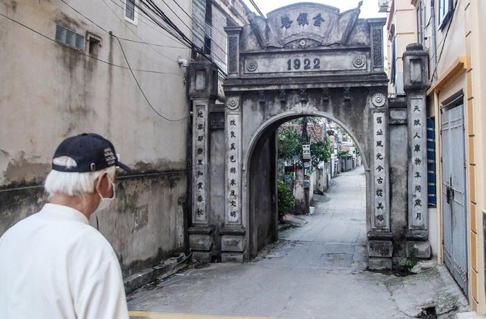 Cổng làng cổ Đông Ngạc (quận Bắc Từ Liêm) xây dựng từ năm 1922.