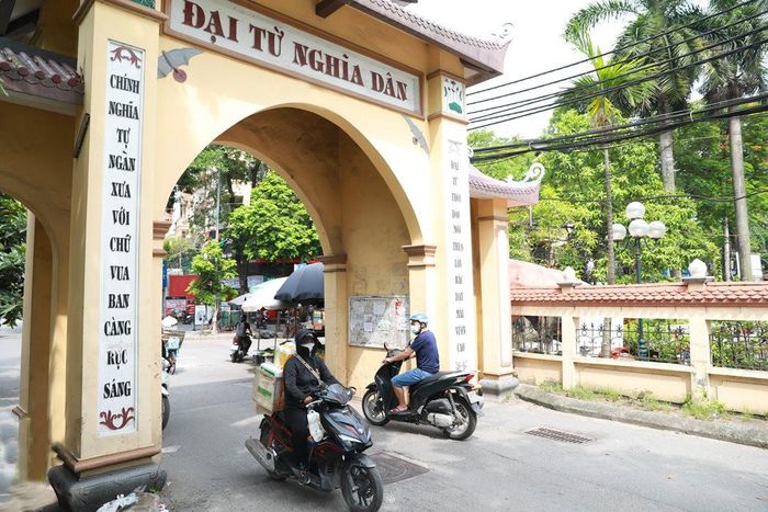 Cổng làng Đại Từ nghĩa dân (quận Hoàng Mai) với câu đối: “Chính nghĩa tự ngàn xưa với chữ vua ban càng rực sáng”; “Đại Từ thời đổi mới theo lời Bác dạy mãi vươn cao”.
