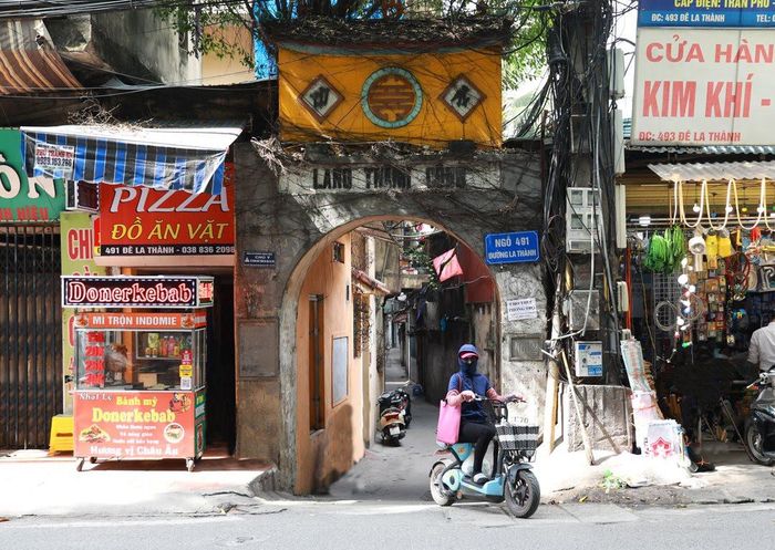 Cổng làng Thành Công (quận Ba Đình).