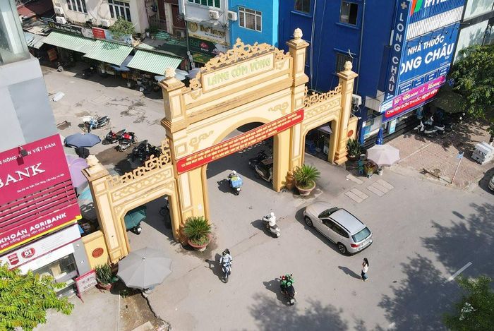 Vẻ đẹp nổi bật giữa phố phường của cổng làng Vòng (quận Cầu Giấy).