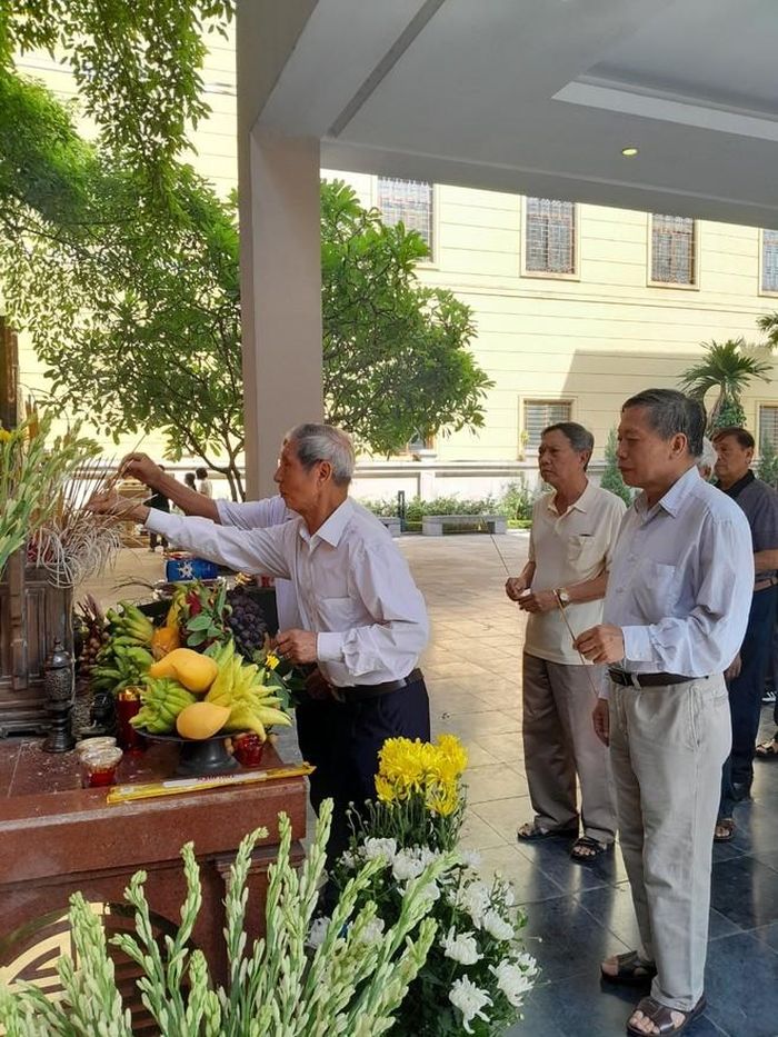 CLB tổ chức dâng hương tại đài bia tưởng niệm liệt sỹ Công an Thủ đô