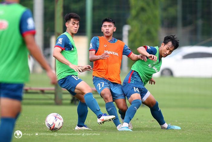 Khuất Văn Khang và Đinh Xuân Tiến là hai trong số các cầu thủ lên hội quân muộn nhất của U23 Việt Nam. Ảnh: Hoàng Tùng.