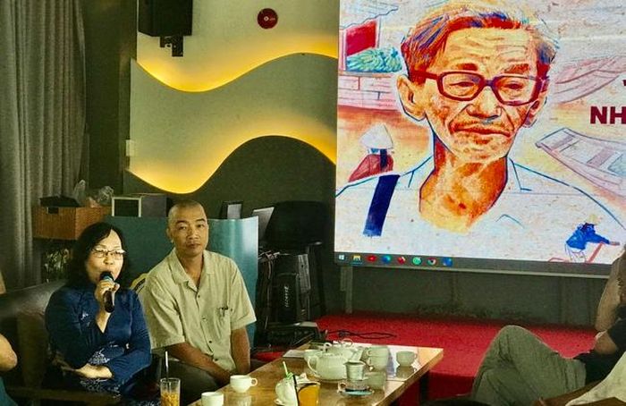 Con gái Sơn Nam (trái) và nhà báo Lam Điền - dẫn chương trình
