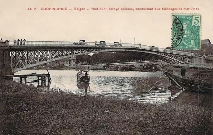 Chiếc cầu thép đầu tiên bắc qua kênh Tàu Hủ ở Sài Gòn