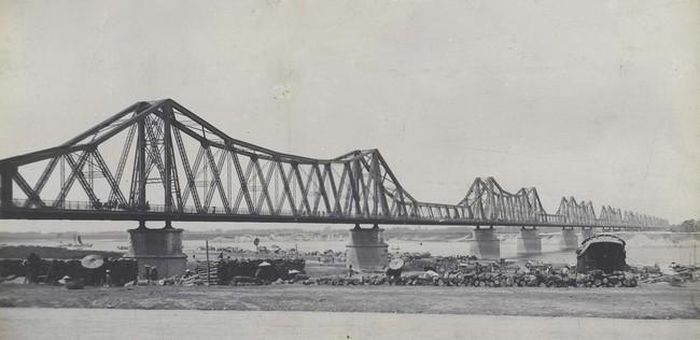 Cầu Doumer, nay là Long Biên, bắc qua sông Hồng ở Hà Nội
